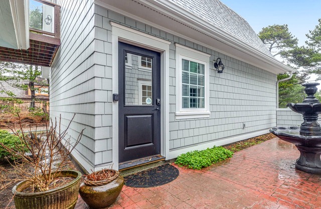 Lovely studio guesthouse with ocean views, outdoor deck & washer/dryer