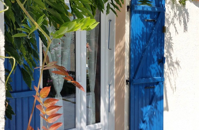 Lovely, sunny house, full of charm, quiet and conveniently located by the sea.