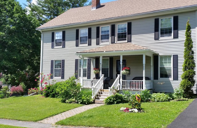Lovely Townhouse In Heart Of Lenox