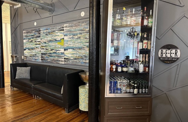 Lovely Very spacious loft Event spaces minutes from downtown easton.