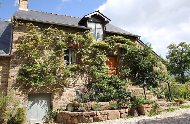 Lovingly Renovated Farm Cottage and Garden - click on us and see for yourself!
