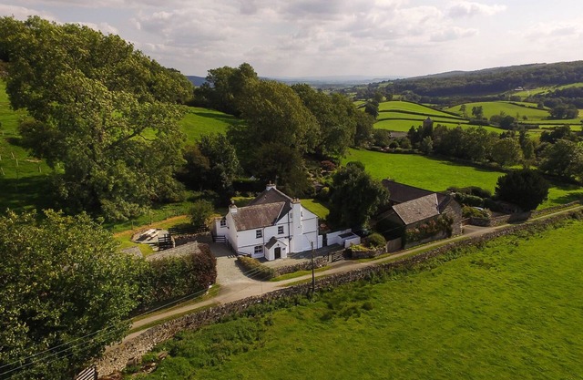 LOW CARTMELL FOLD, pet friendly, character holiday cottage in Kendal