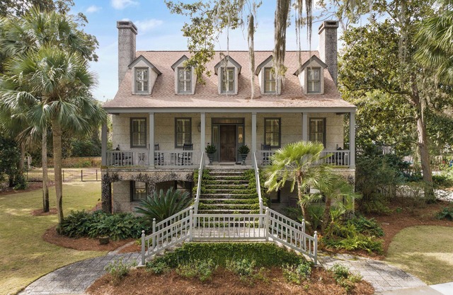 Low-Country Cottage with Pool 5 minutes from Sea Island Beach