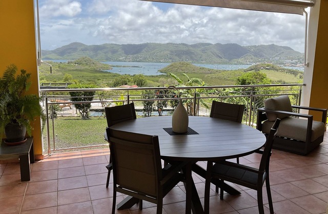 LOW VILLA WITH SWIMMING POOL F3. VIEW ON THE BAIE DU MARIN. SAINT ANNE