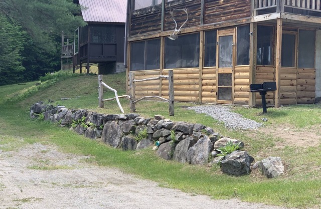 Lower Chalet, Gore Mountain Skiing, Pool/AC/Woodstove, Cozy Cabin, Loon Lake.