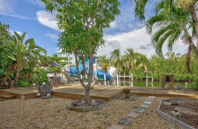 Lower Keys on quiet canal front w/boat lift, screened-in porch & Pets Welcome!