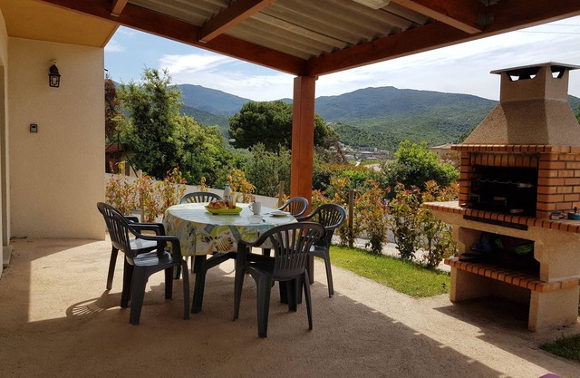 Lower villa, 1.7 km from Agosta beach, air-conditioned BBQ, terrace & private parking