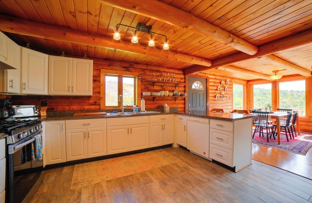 Ludlow Cabin: 3 Mi to Dtwn, Deck & Mountain Views