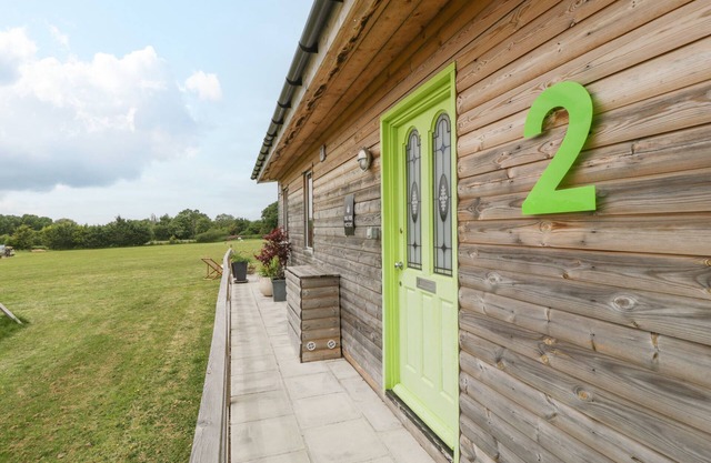 LULU LOGS, pet friendly, character holiday cottage in Congresbury