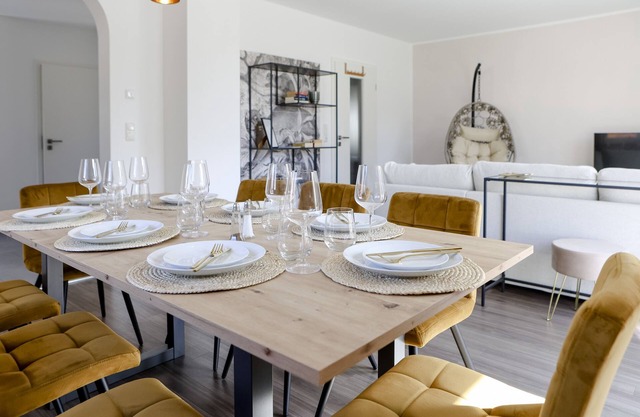 Lumen Homes - Design-apt. Nahe Audi und Altstadt, 3 Zimmer, Netflix