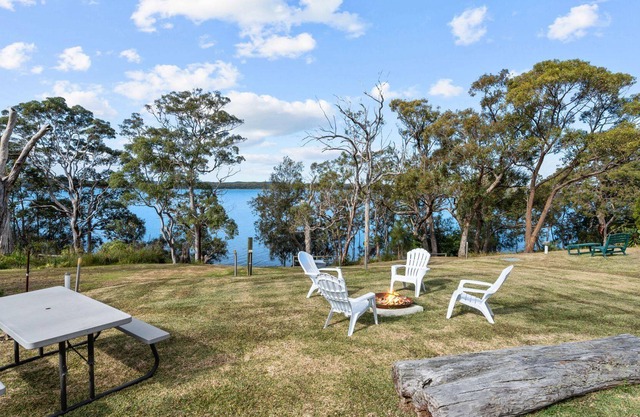 Luminara Lago 6br Waterfront Retreat with Pool at Silverwater