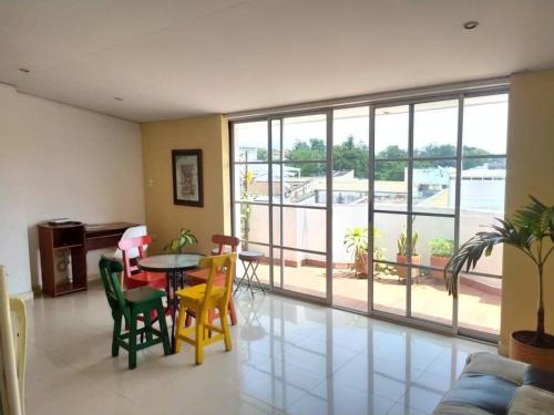 Luminoso hospedaje con balcón