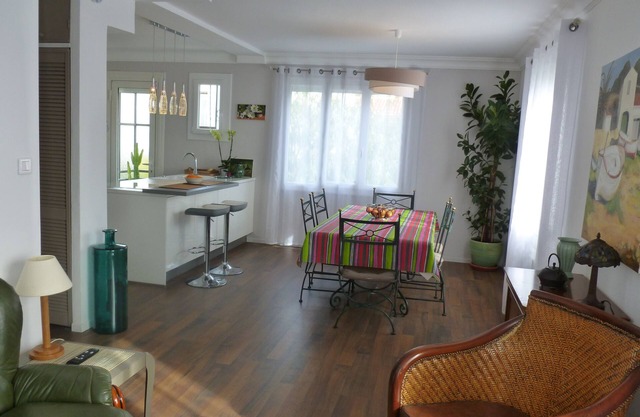 LUMINOUS APARTMENT WITH PRIVATE GARDEN (near shops, transport, park .)