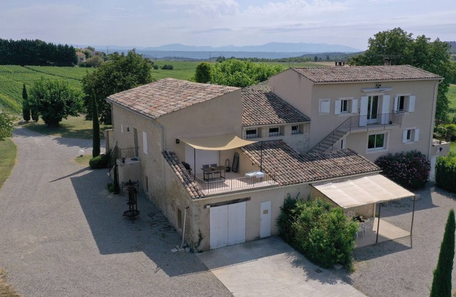 Luminous gite in a Provencal farmhouse in the heart of the Luberon.