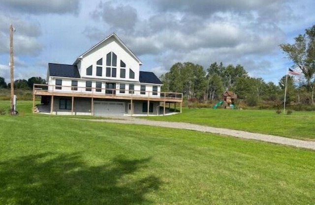 Luna's Loft - Modern Country Home with Hot Tub