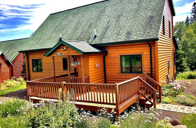 Lutsen Log Lodge! Ski, Hike, Swim & Bike