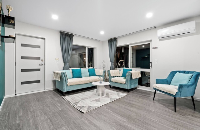 Lux 4 bdroom in Manukau with Spa, Patio and Light Breakfast