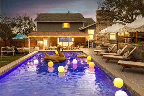 Lux 5BR gem with Heated Pool, SPA, and Outdoor Movie Theater