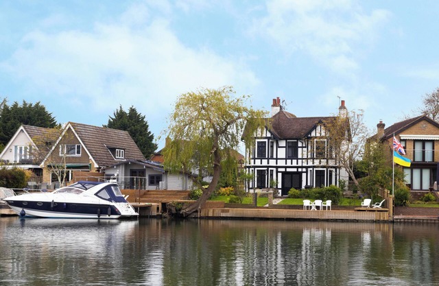 Lux 8Br Thamesfront Villa w/Yacht & Sauna