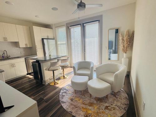 LUX Apt 2 Min to TCU Pool & Gym!