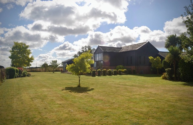 Lux barn retreat, in wraparound garden. 4 bedrooms, sleeps 11. Close to beach