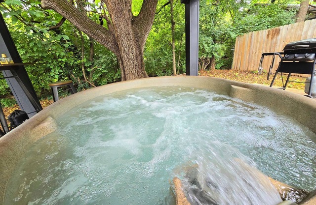 Lux Couples Retreat: Hot Tub & Sleep Number Bed