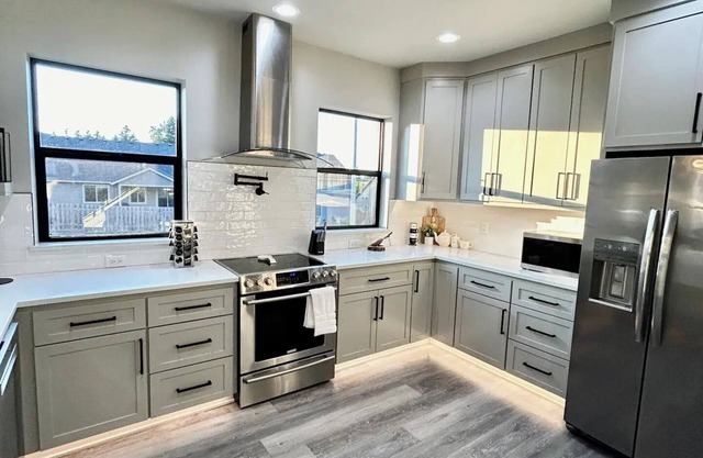 Lux Design, 5 Beds, Sleeps 10, Game Room, BBQ Grill