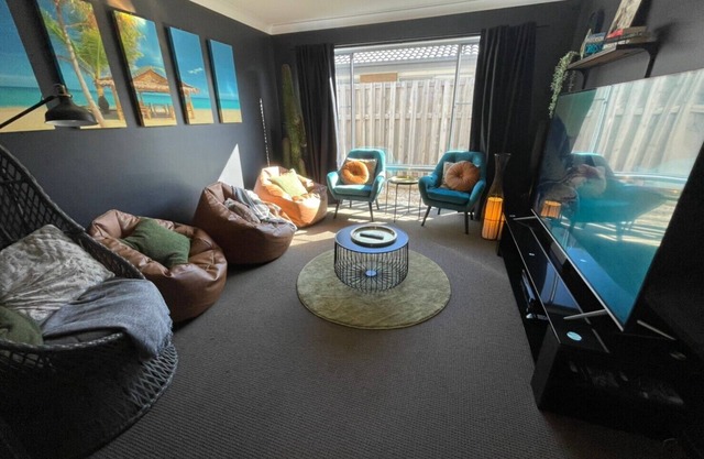 LUX Exotic Holiday House in Burpengary East