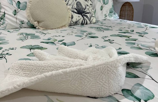 Lux in Bundy! - Wifi, A/C, Netflix/Disney+. You home away from home!