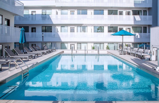 LUX-MODERN Condo Pool View, FREE Parking, Gym, 10 mint walk to the Gulch!