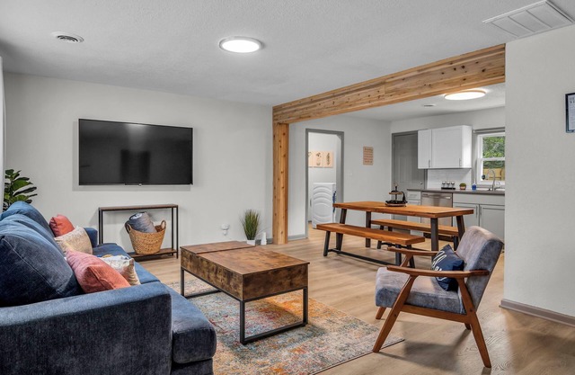 Lux on a Budget! Near Nascar/Legends/AmericanRoyal King Bed!