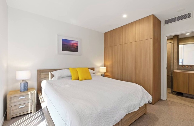 Lux Style Spacious 1 Bed Apt, Pool , Parking