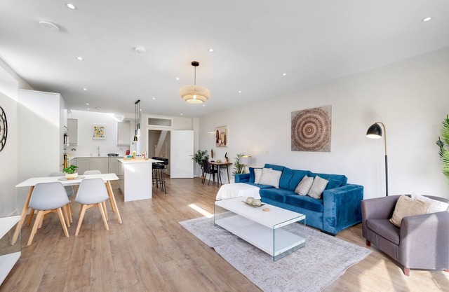 Lux UK CR8 Purley Rise 35n-Stunning Executive 5 Bedroom Home in Purley