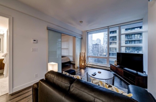 Luxe 1BR Apt with Skyline Views near Robson Street