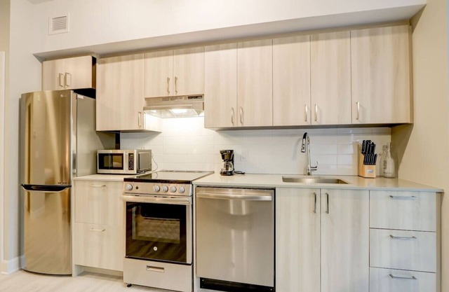 Luxe 1BR Apt with Skyline Views near Bytown Museum