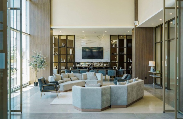 Luxe 1BR with Skyline views, Walk to Place Vertu