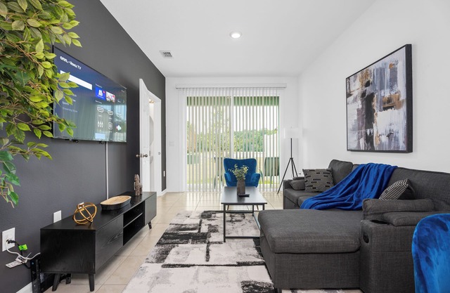 Luxe 2BR Townhome Close to Beach