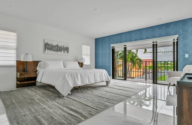 Luxe 4BD Duplex w/Heated Pool Close to Restaurants