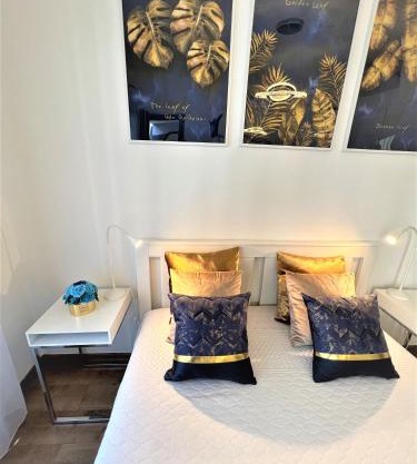 Luxe CENTRAL Studio with POOL, PARKING & AC