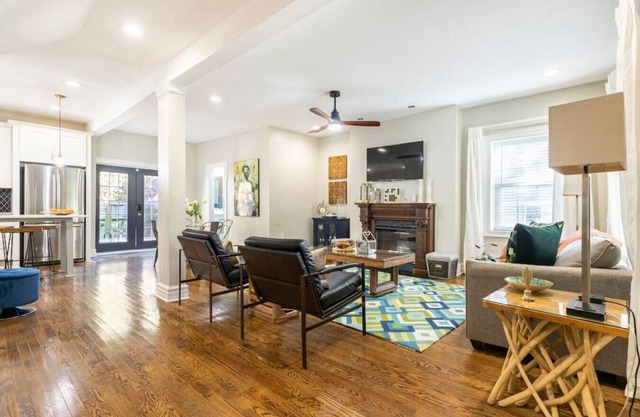 Luxe Comfort: 4BR 3BA Gem near Plaza & Art Museum