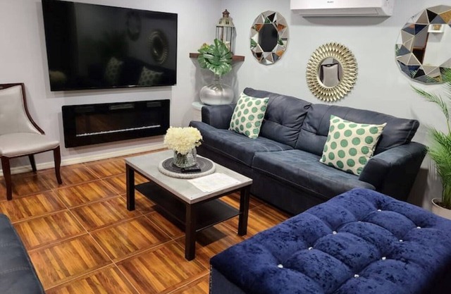 Luxe-Exquisite & Cozy-15 minutes to JFK Airport, 2-minute walk to L train to NYC