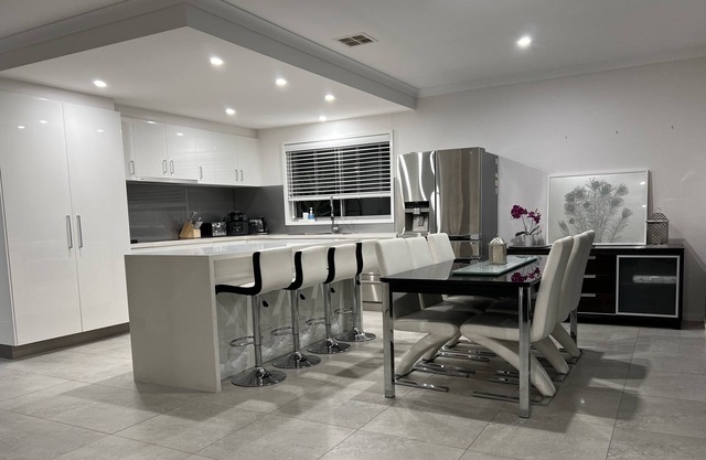 Luxe Gungahlin 5 Bedroom Home Views Wifi Netflix Wine