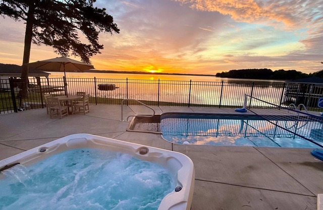 🔥Luxe Lakefront Escape! HEATED Pool🌊Hot Tub✨Stunning Sunrise🌅8BR+Guest House!