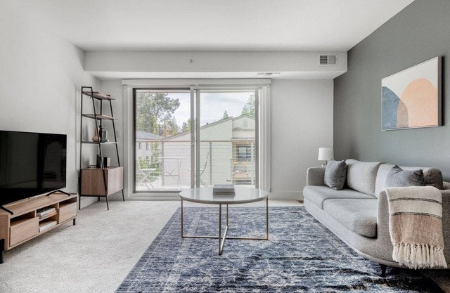 Luxe Menlo Park 1BR w/Pool, Tennis & A/C, nr Shopping, by Blueground
