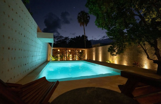 Luxe Oasis w/private pool, waterfall, yoga & hammock garden. Sleeps 12. Walk Downtown.