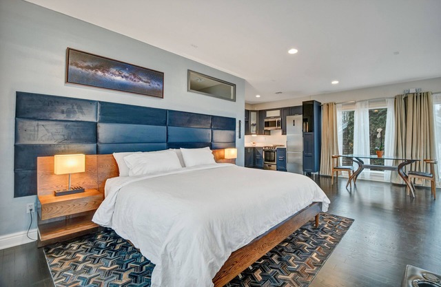 Luxe Penthouse Loft on Main St- Steam Shower, Elevator, Parking, Views, Kitchen