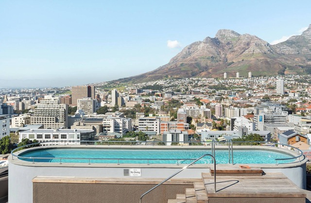 Luxe Penthouse - Private Pool - Mountain Views