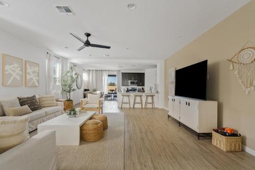 Luxe Queen Creek Home with Pool, Yard, Work Station