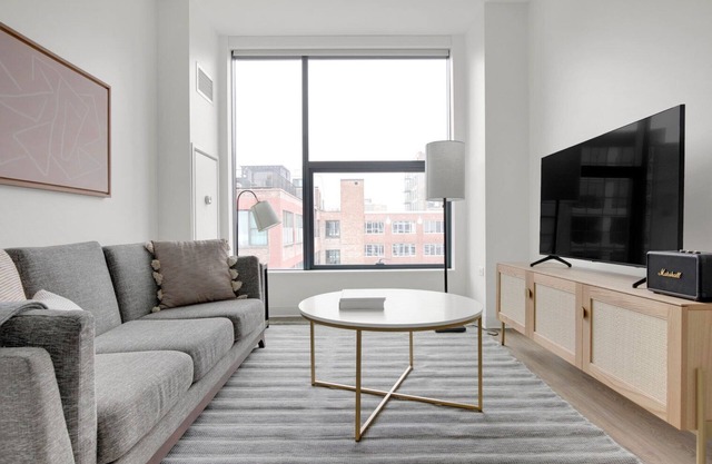 Luxe West Loop Studio w/Gym & Pool in heart of Greektown, by Blueground