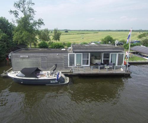 Luxe woonboot unieke locatie Friesland Âlde Feanen
